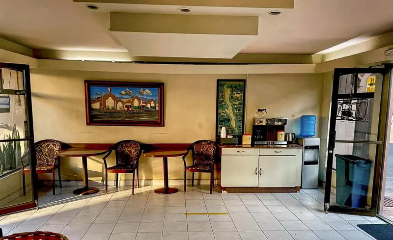 Espace de détente avec tables et chaises près d'un comptoir.