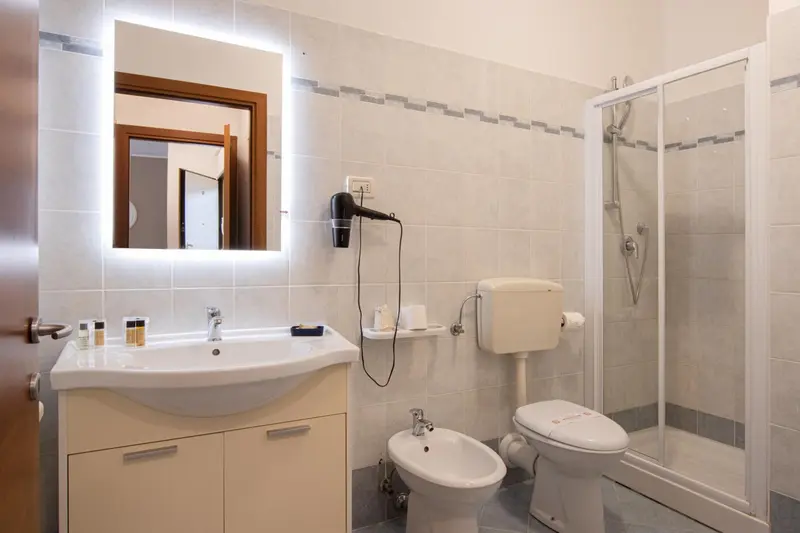 Une salle de bain moderne avec douche et lavabo.