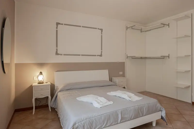 Une chambre lumineuse avec un grand lit et des serviettes décoratives.