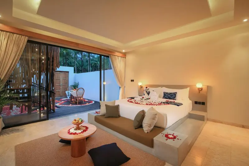 Une chambre lumineuse avec un grand lit et un accès à une terrasse.