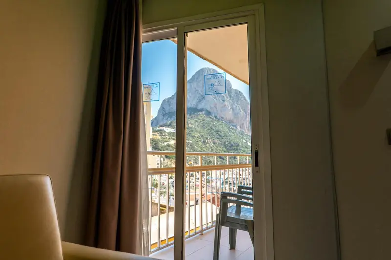 Vue sur un paysage montagneux depuis un balcon.