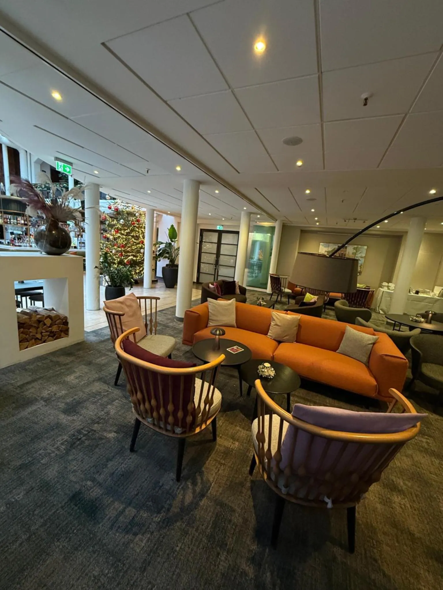 Un espace de détente intérieur avec des canapés et des fauteuils colorés.