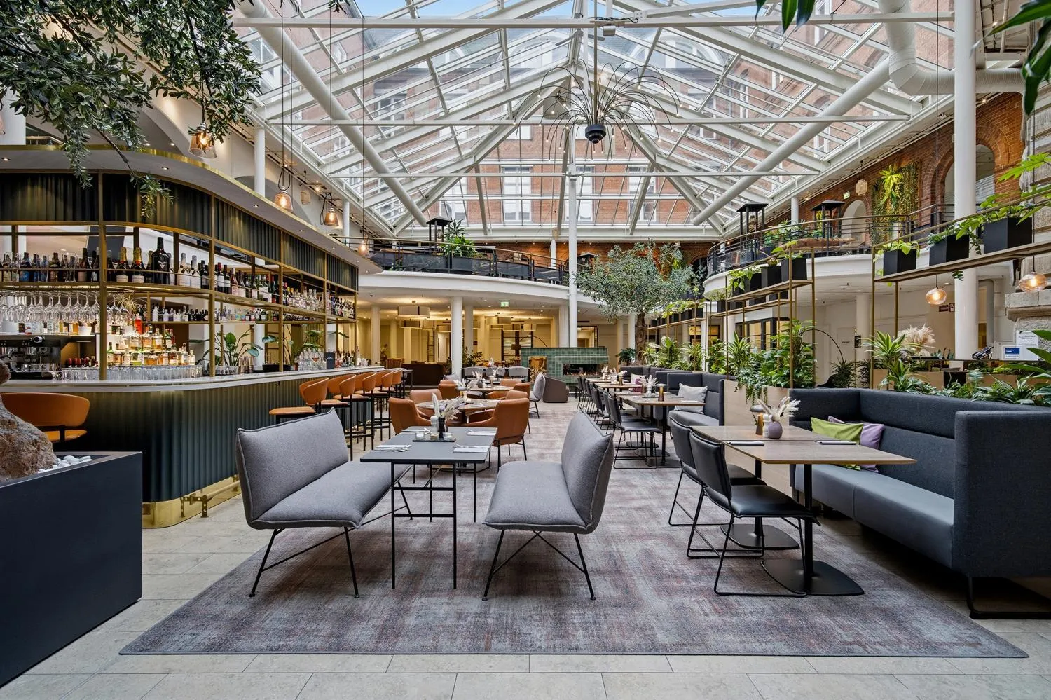 Un espace intérieur lumineux avec un bar et des tables de restauration.