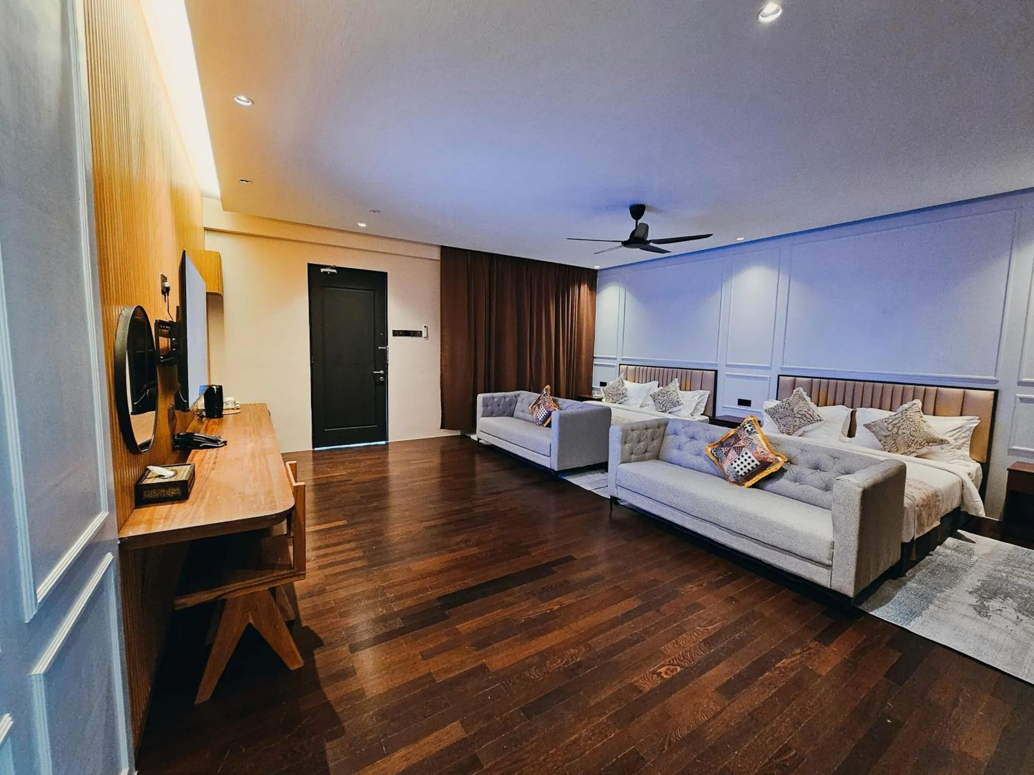 Espace de vie intérieur lumineux avec canapés et mobilier en bois.