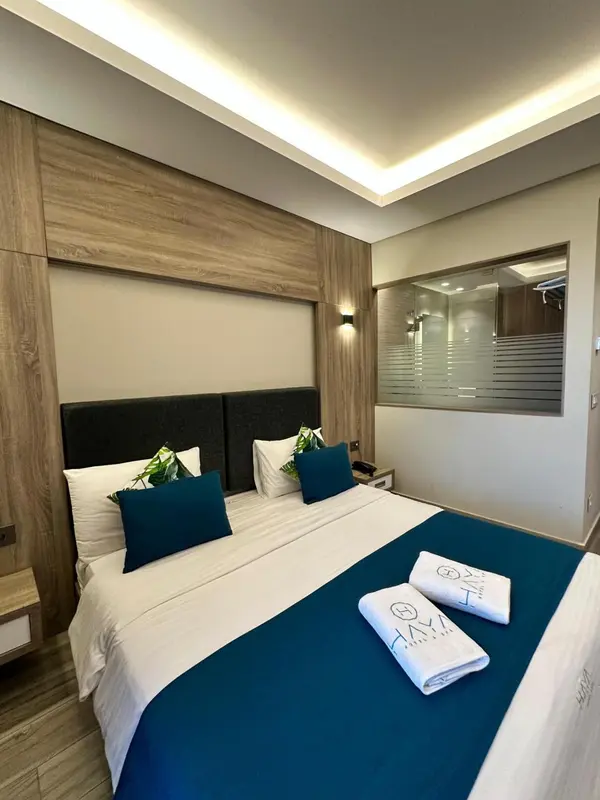 Une chambre d'hôtel moderne avec deux lits simples et une décoration sobre.