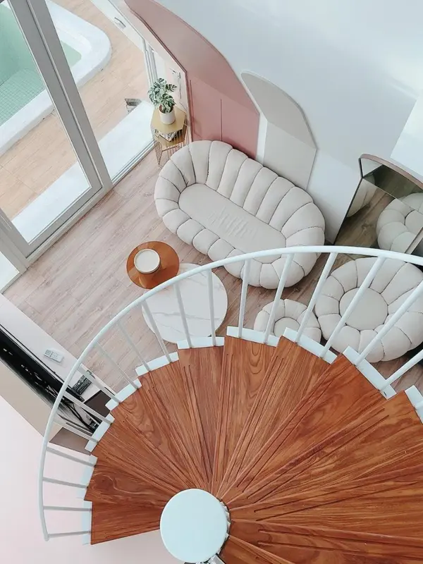 Un salon d'intérieur avec un canapé et un escalier en colimaçon.