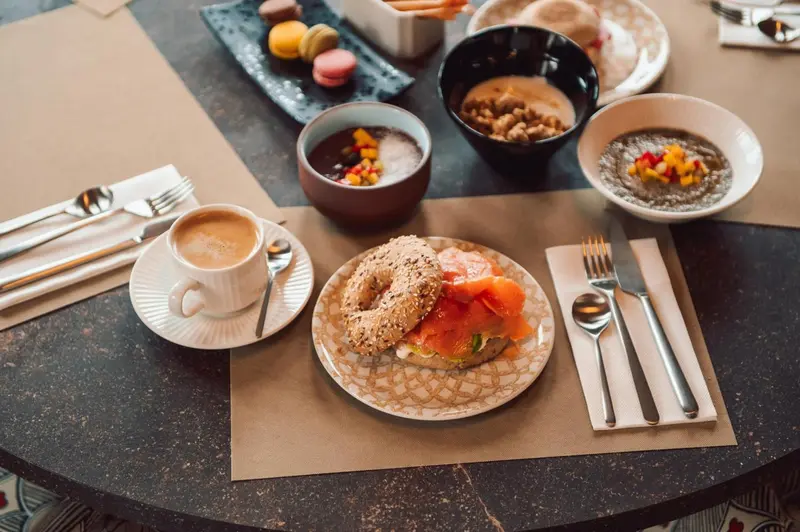Une table est dressée avec un petit-déjeuner copieux.