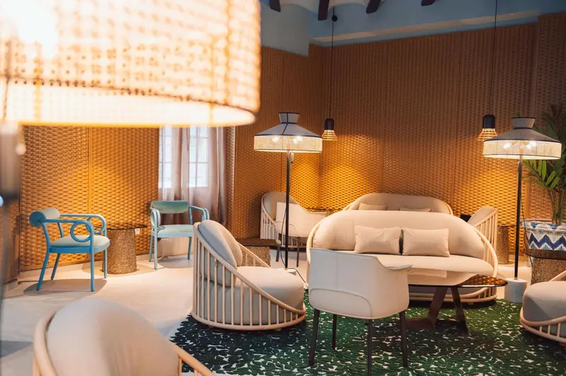 Un espace de détente intérieur avec des fauteuils et des canapés.