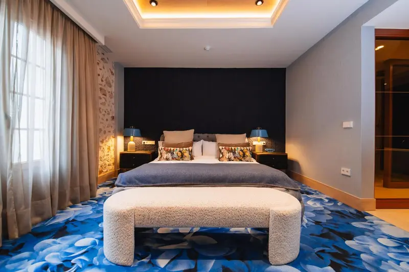 Une chambre d'hotel avec un grand lit et une décoration moderne.