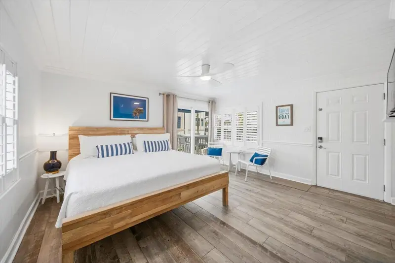 Une chambre lumineuse avec un grand lit et un coin salon.