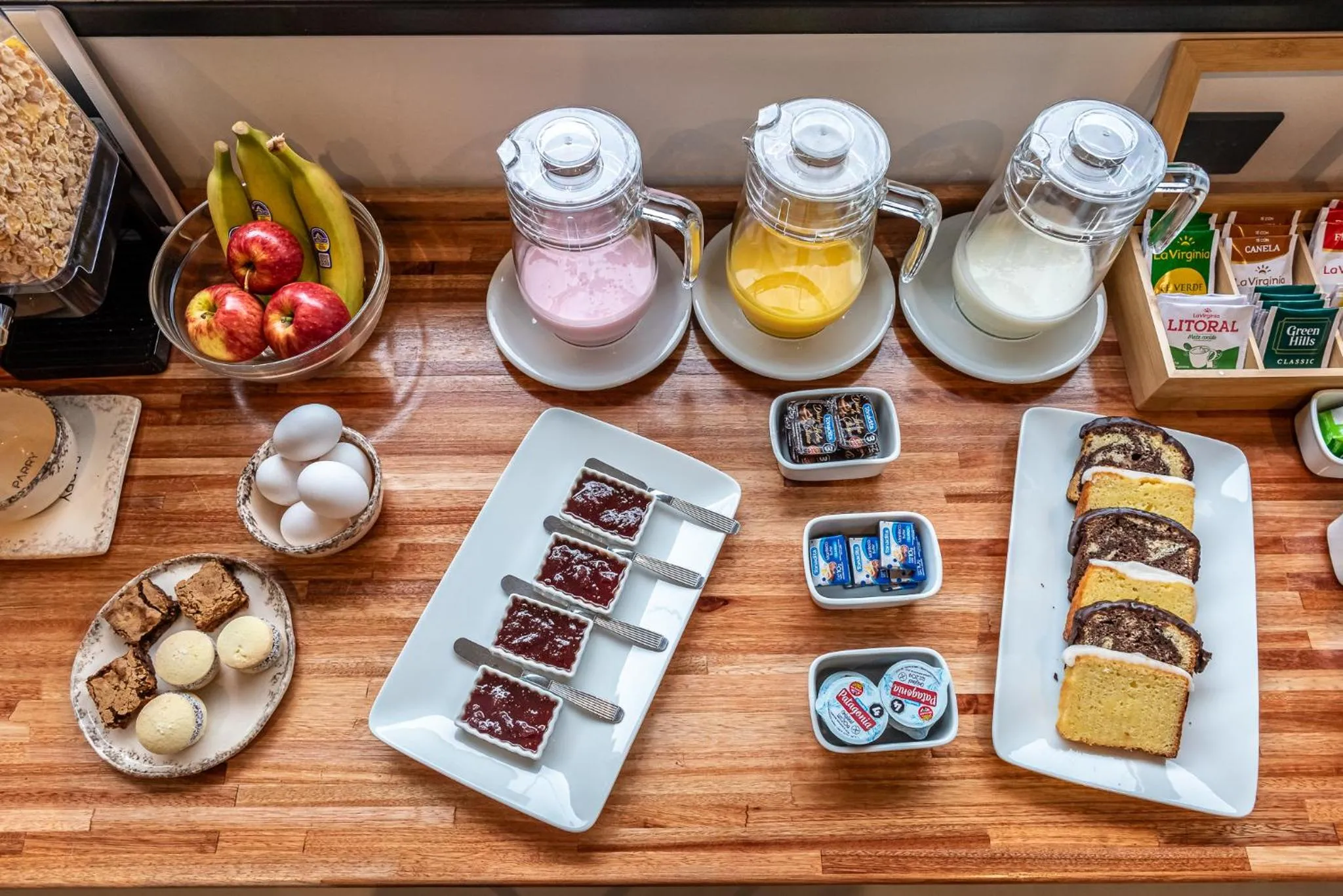 Un buffet propose des pâtisseries, des fruits et des boissons.
