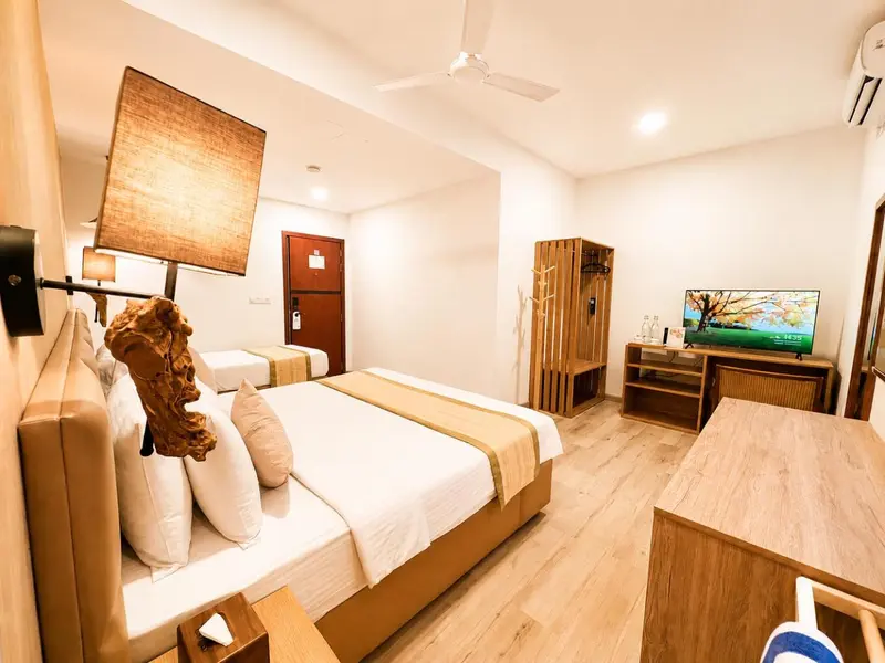 Une chambre lumineuse avec deux lits simples et une décoration en bois.