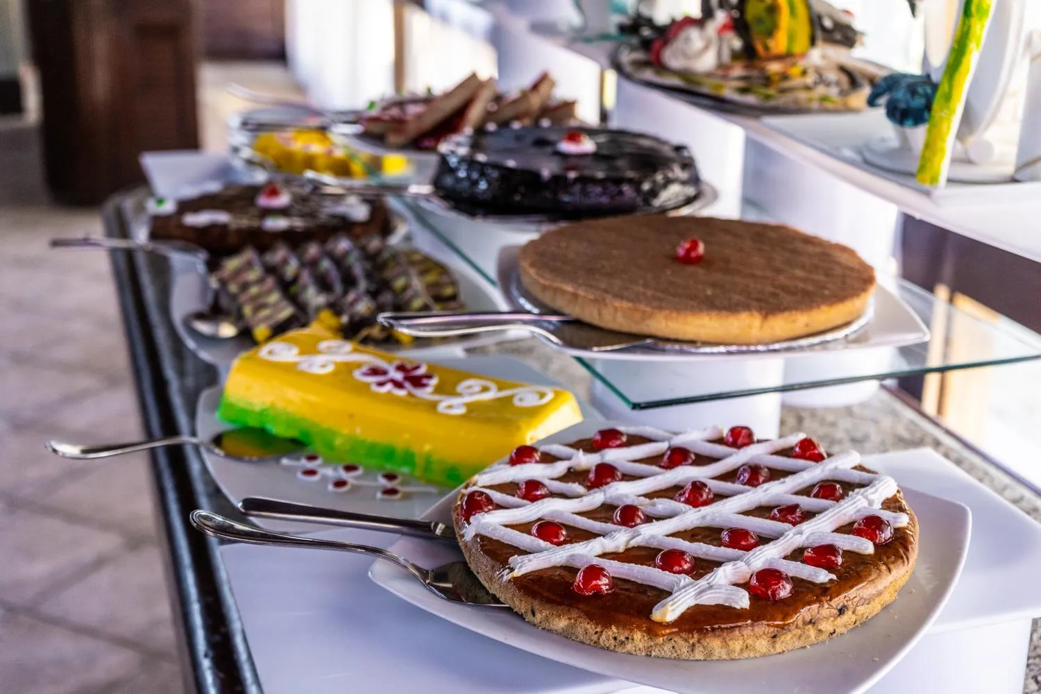 Un buffet propose une variété de pâtisseries colorées et décorées.