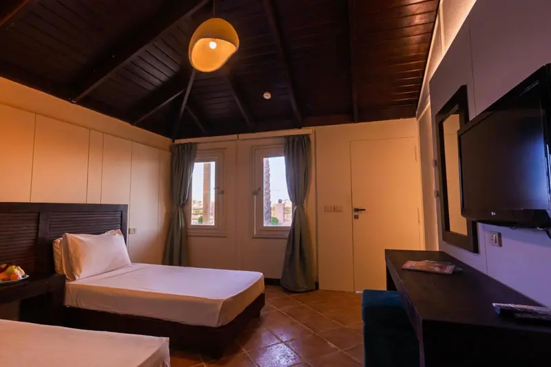 Une chambre lumineuse avec un lit simple et une fenêtre.
