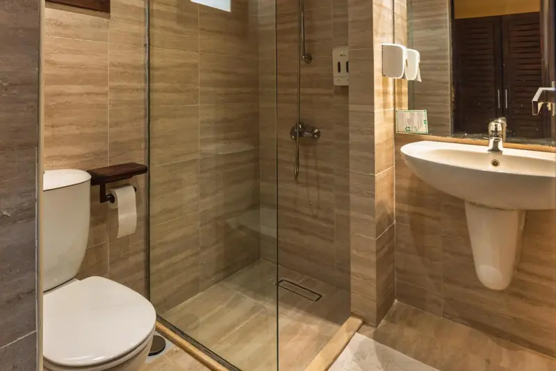 Une salle de bain moderne avec douche à l'italienne et lavabo.