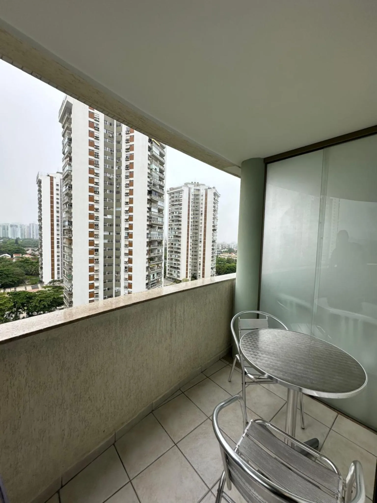 Terrasse avec mobilier d'extérieur et vue sur la ville.