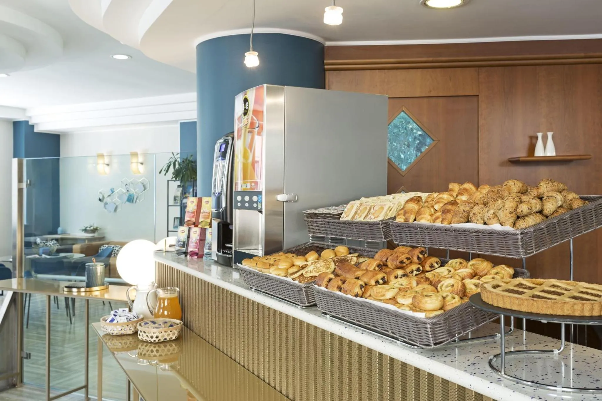 Un comptoir de buffet propose des viennoiseries et des pâtisseries.