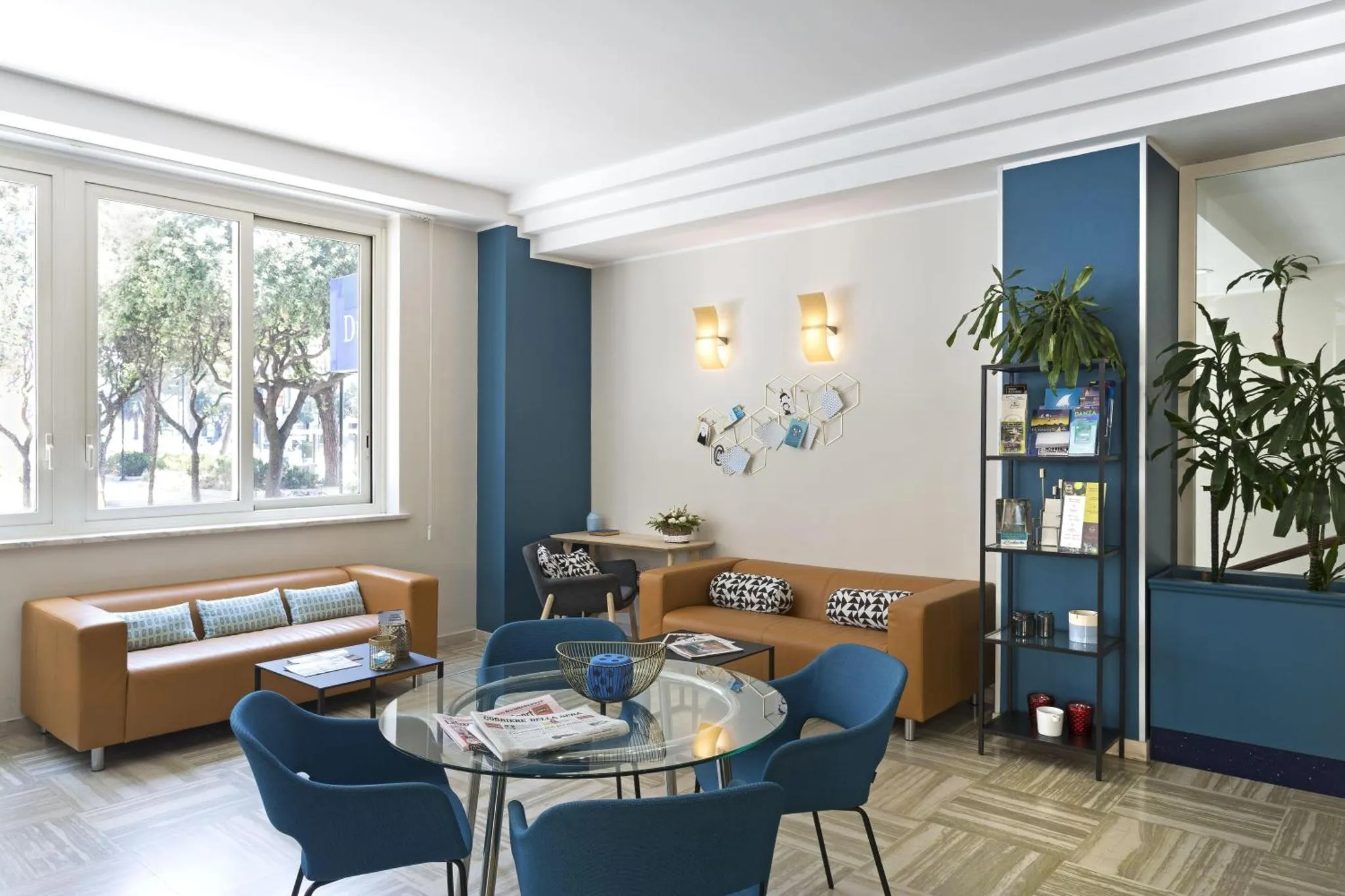 Un espace de détente avec des canapés et des fauteuils autour d'une table basse.