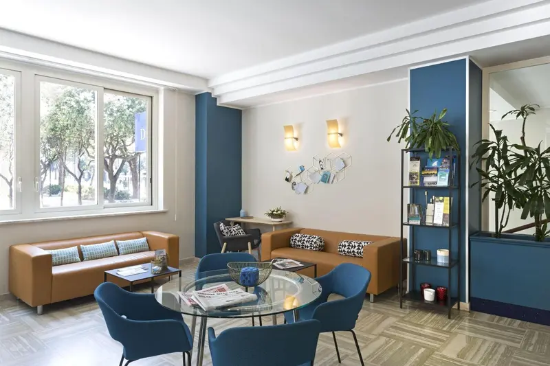 Un espace de détente avec des canapés et des fauteuils autour d'une table basse.