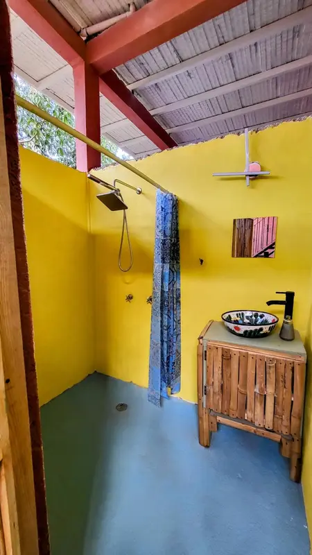 Une douche à l'extérieur avec un lavabo en bois.