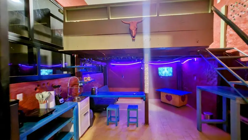 Une cuisine ouverte sur un espace de vie lumineux et coloré.