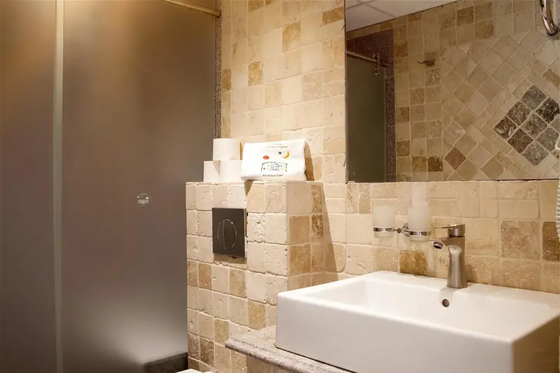 Une salle de bain avec un lavabo et des serviettes.