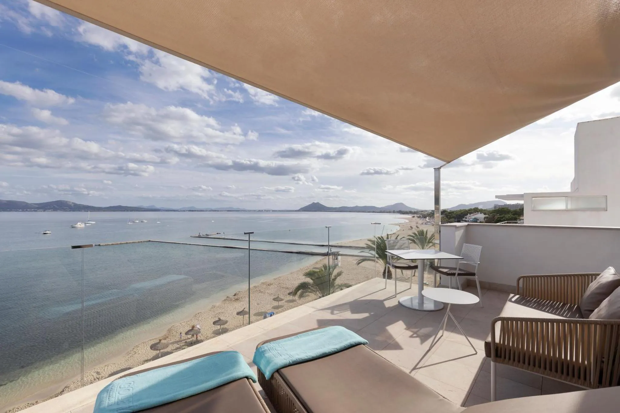 Terrasse aménagée avec mobilier de détente et vue sur la mer.