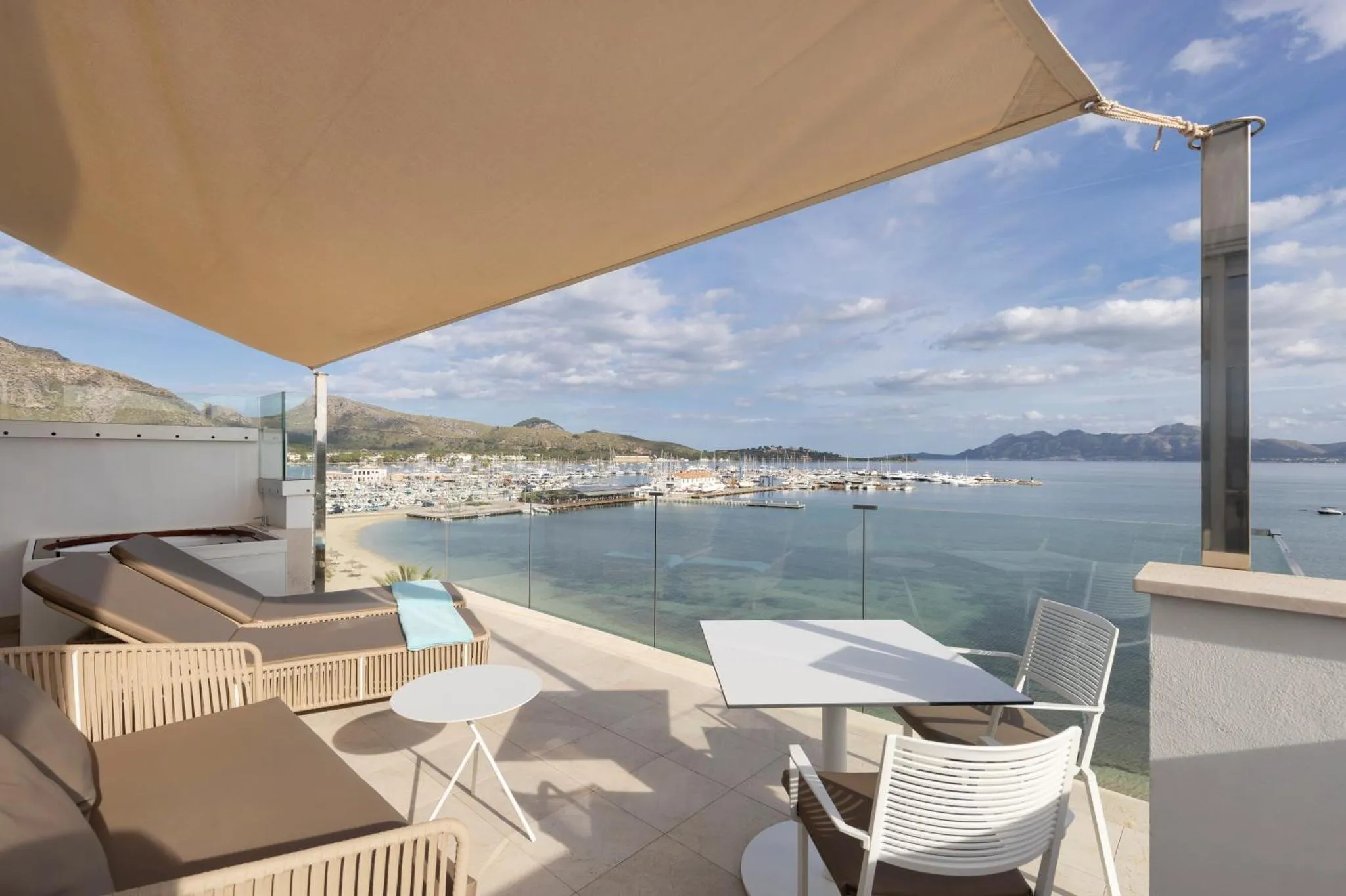 Terrasse aménagée avec mobilier d'extérieur et vue sur la mer.