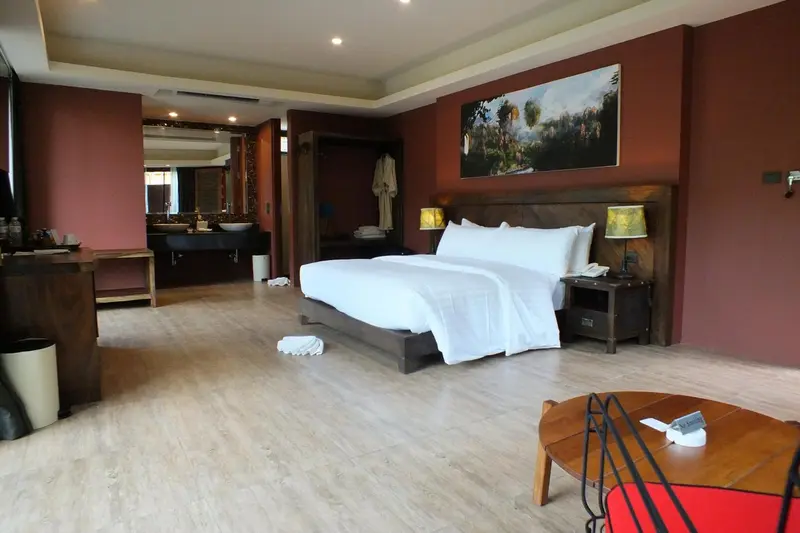 Une chambre spacieuse avec un grand lit et un accès à une salle de bain.