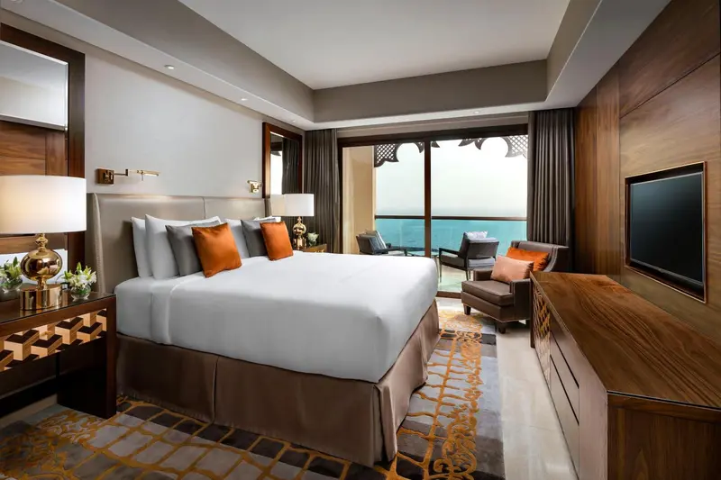 Une chambre spacieuse avec un grand lit et une vue sur la mer.