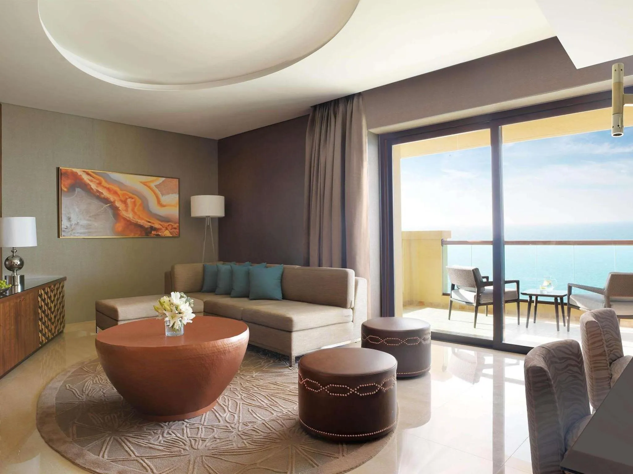 Un salon lumineux s'ouvre sur une terrasse avec vue sur la mer.
