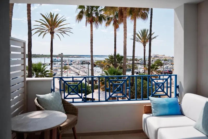 Vue sur un port de plaisance depuis un balcon aménagé.