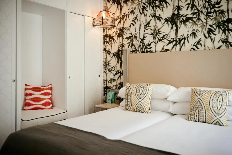 Une chambre à coucher avec un lit double et un décor mural.