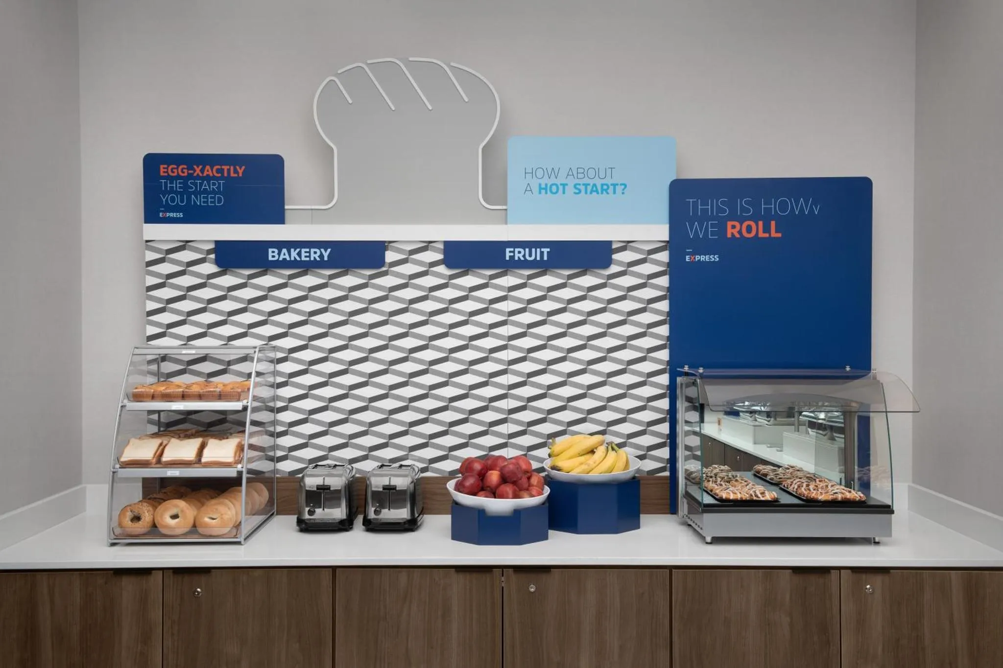 Présentation de viennoiseries, de fruits et de boissons dans un espace de restauration.
