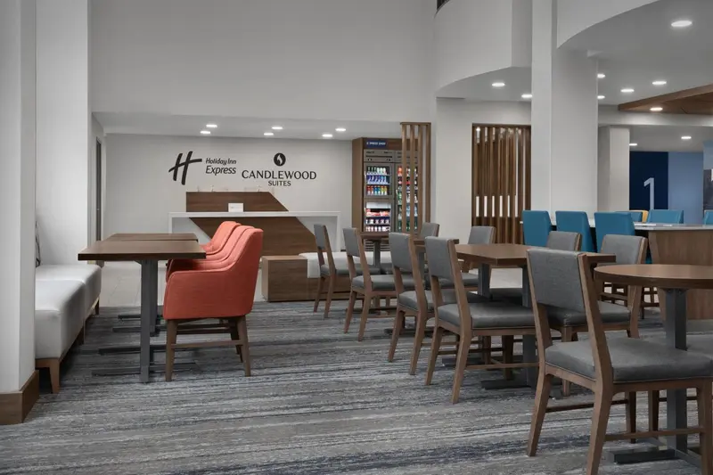 Espace de restauration avec tables et chaises dans un intérieur moderne.