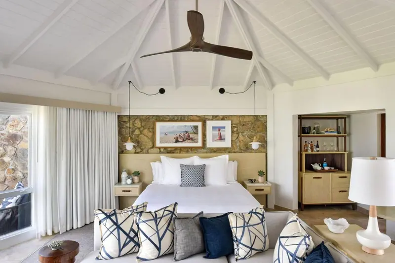 Une chambre lumineuse avec un grand lit et une décoration soignée.