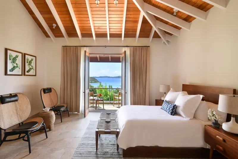 Une chambre lumineuse avec un grand lit et une vue sur la mer.