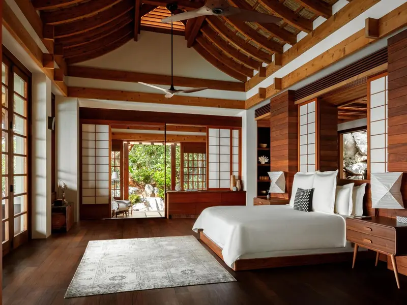 Une chambre spacieuse avec un grand lit et un accès à une terrasse.
