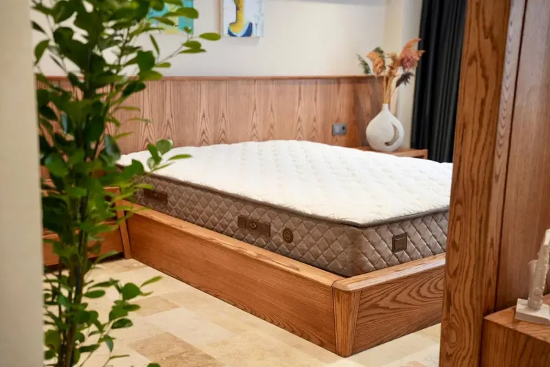 Une chambre lumineuse avec un grand lit en bois.