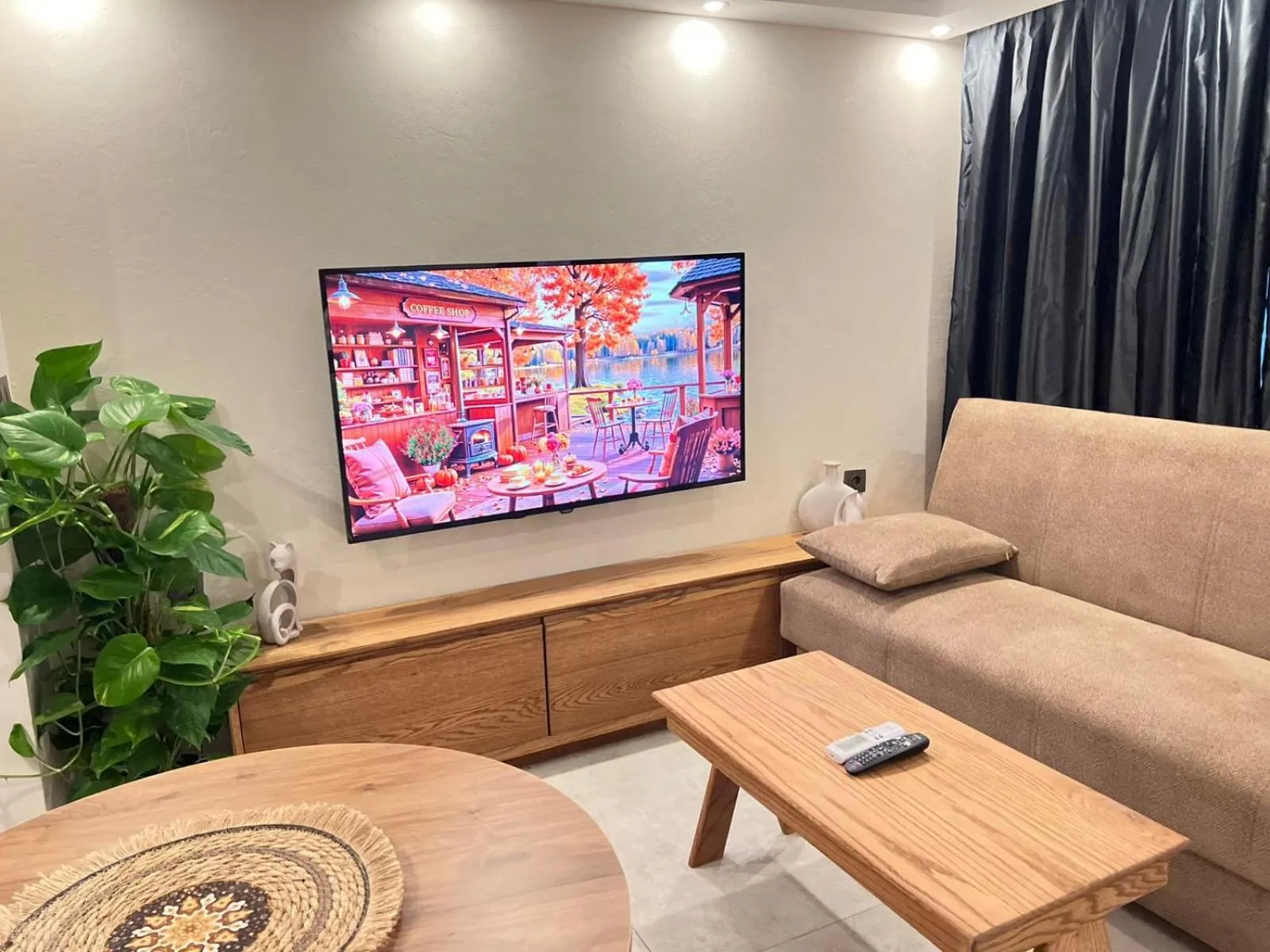 Un espace de détente intérieur avec un canapé et un téléviseur mural.