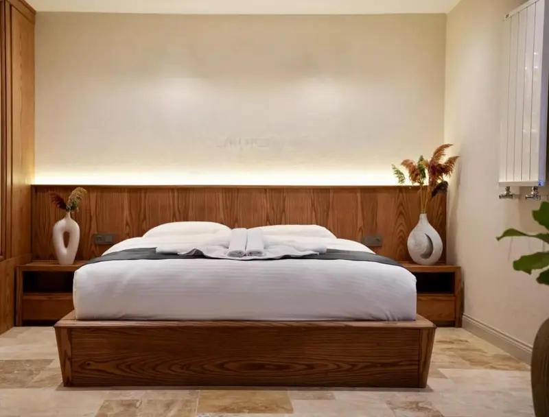Une chambre lumineuse avec un grand lit recouvert de draps blancs.