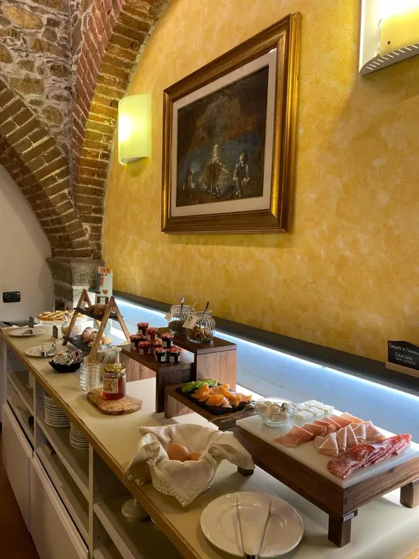 Un buffet propose une variété de plats et de boissons dans un espace lumineux.