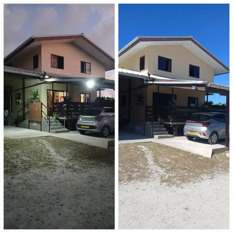 Bâtiment beige à un étage avec une voiture garée devant.