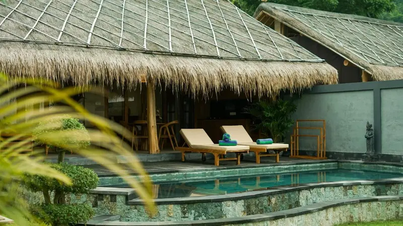 Terrasse avec deux chaises longues et une petite piscine.