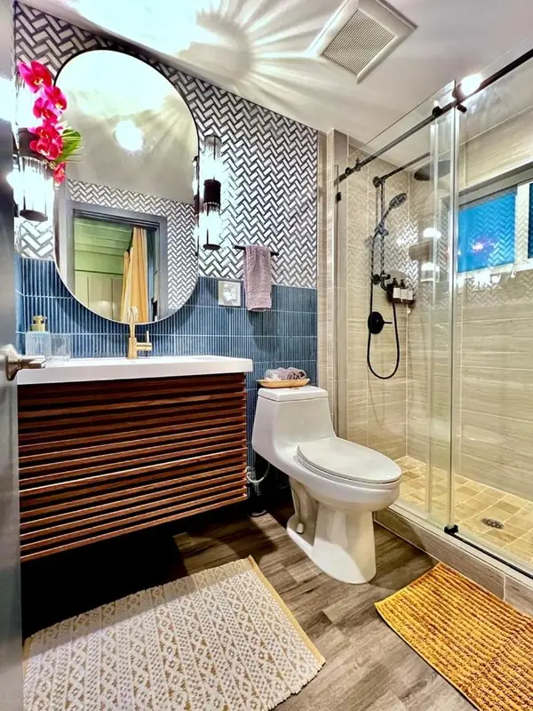 Une salle de bain moderne avec douche à l'italienne et lavabo en bois.