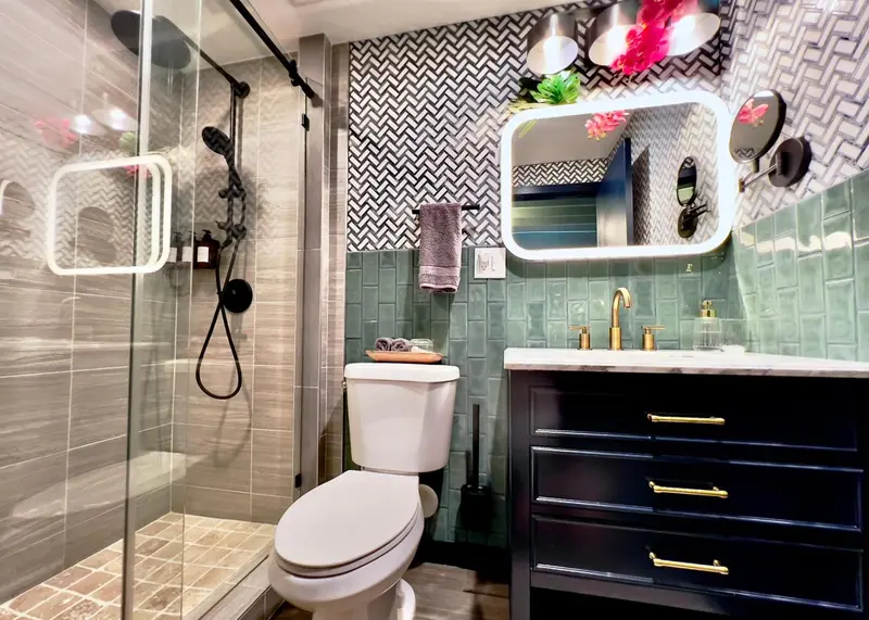 Une salle de bain moderne avec douche à l'italienne et lavabo.