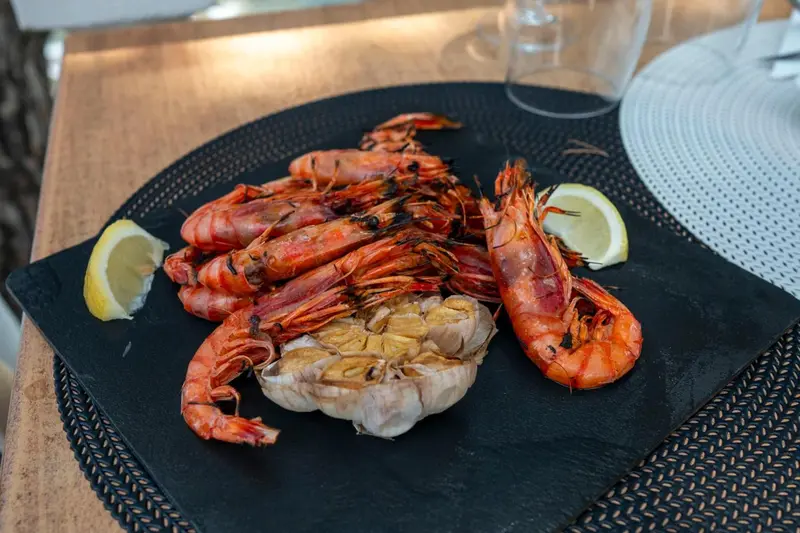 Assiette de crevettes grillées avec citron et ail.