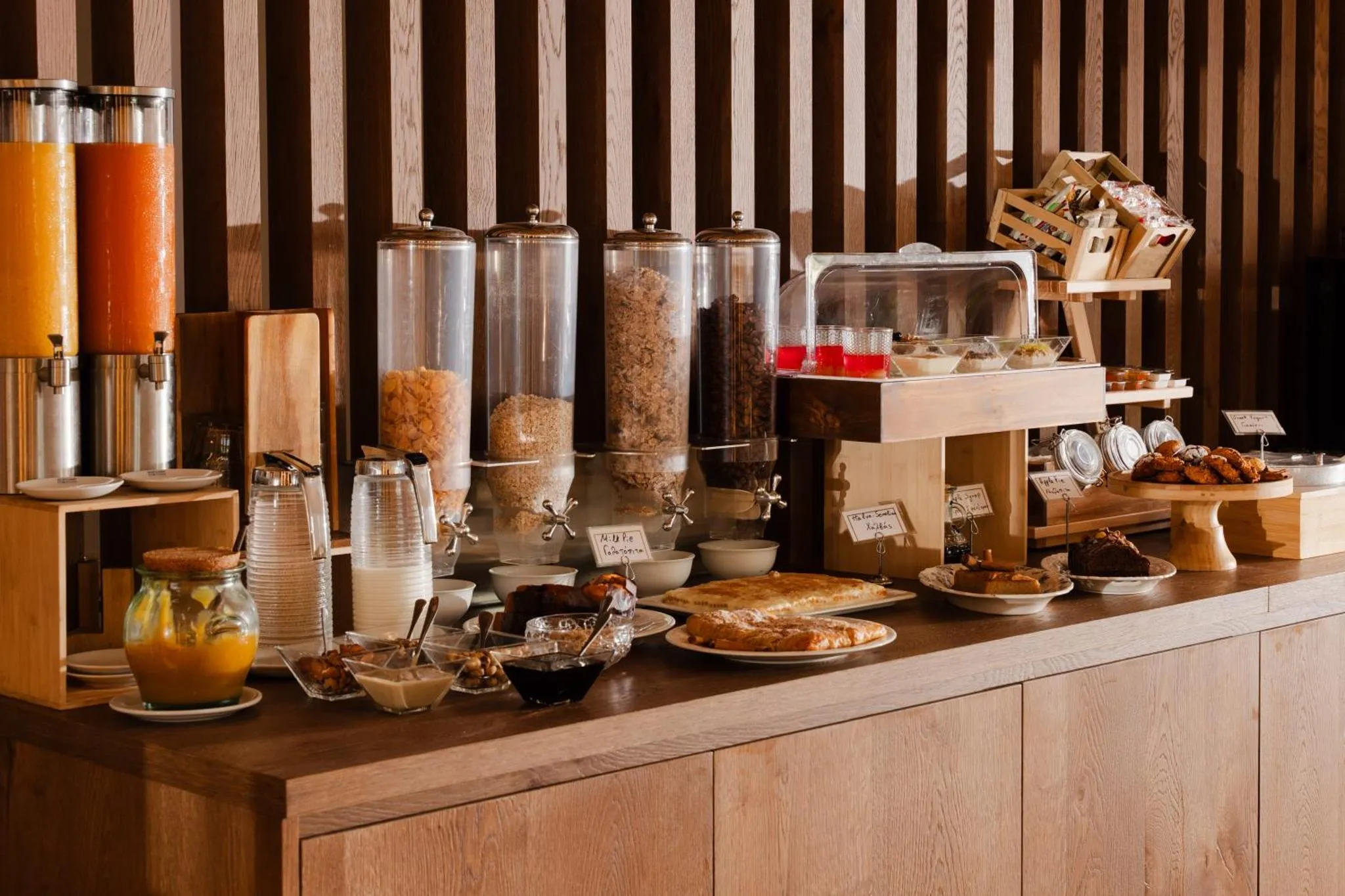 Un buffet propose des céréales, des pâtisseries et des boissons.