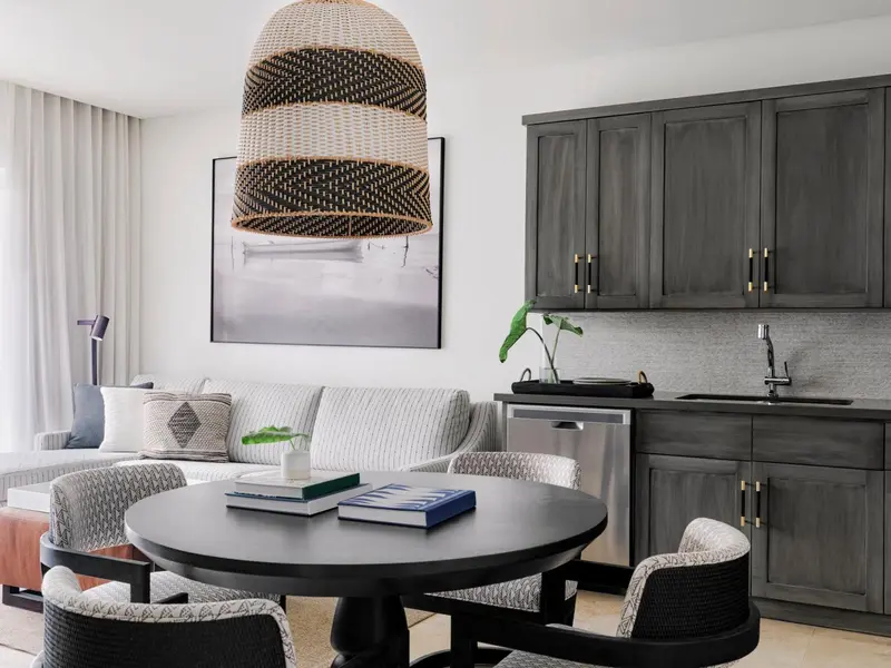 Un espace de vie intérieur combine un coin repas avec une kitchenette.