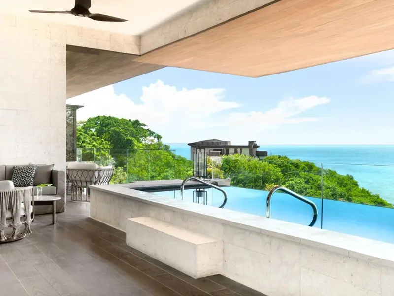 Terrasse avec jacuzzi et vue sur la mer.